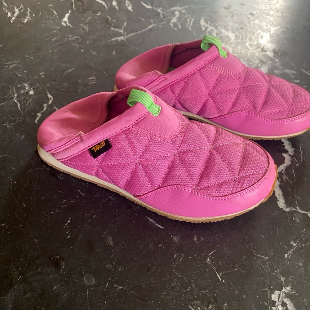 Teva Big Kids' ReEmber Quilted Shoe, pink Size US 4 , EU36 worn once inside only